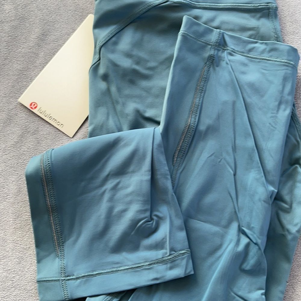 Lululemon hot pursuit HR crop 21” - Picture 6 of 7